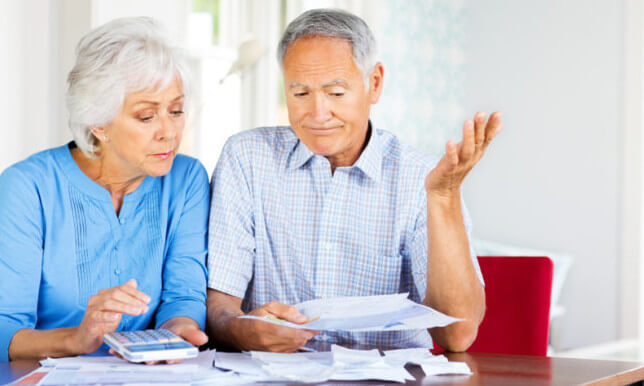 Пожилая пара собирает документы для ипотеки