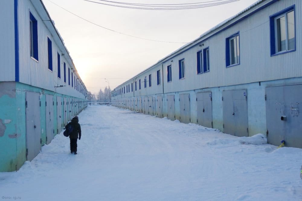 Гараж в якутске. Двухэтажный гаражный кооператив. Гаражи в Якутии. Гараж в деревне. Гараж зима.