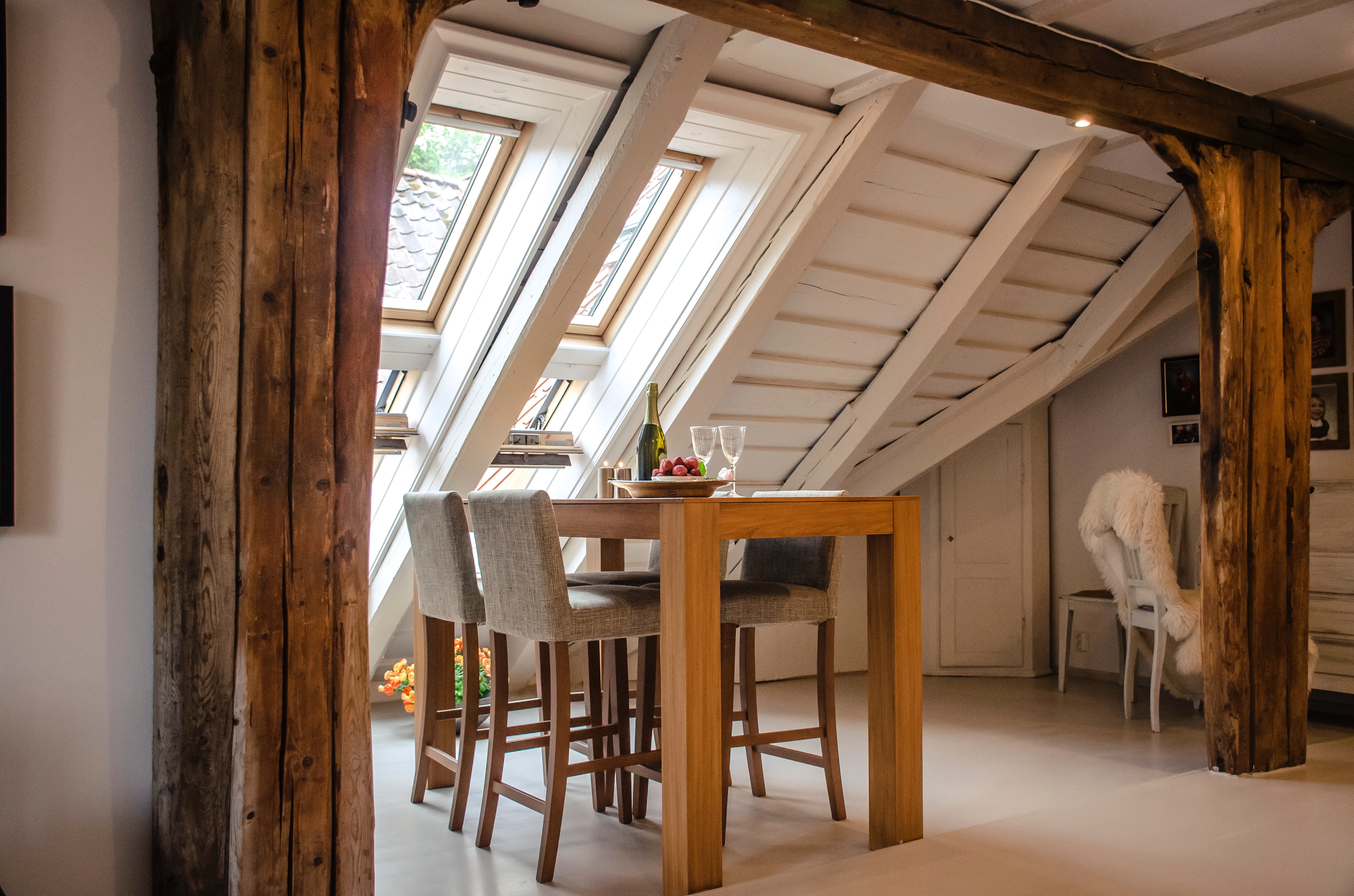 Натуральное дерево в интерьере квартиры. Sunlux Roof Windows. Kitchen Interior.