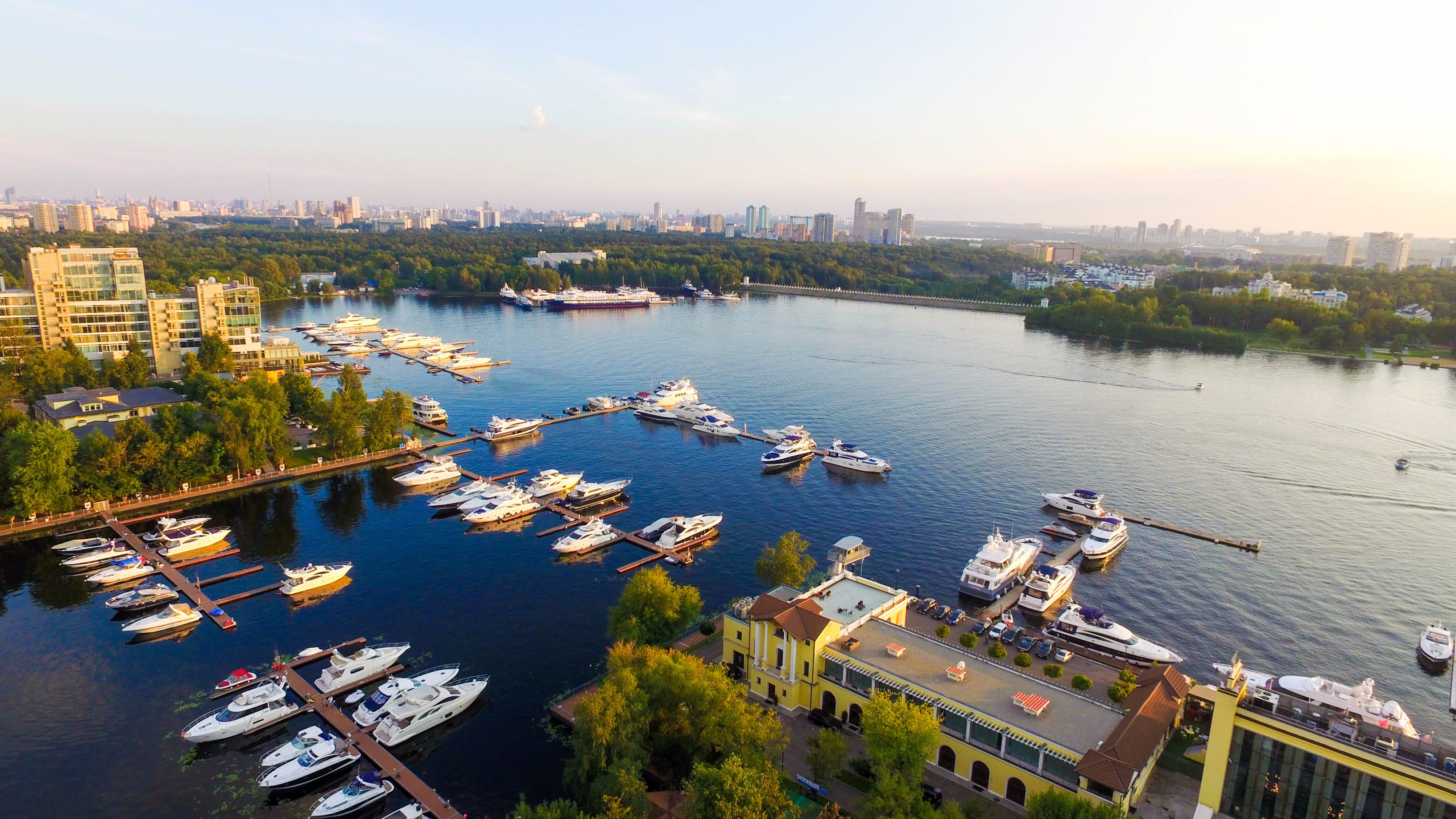 Москва расположена на реке. Химкинское водохранилище. Химкинское водохранилище парк. Москва Химкинское водохранилище. Химкинское водохранилище и Москва река.